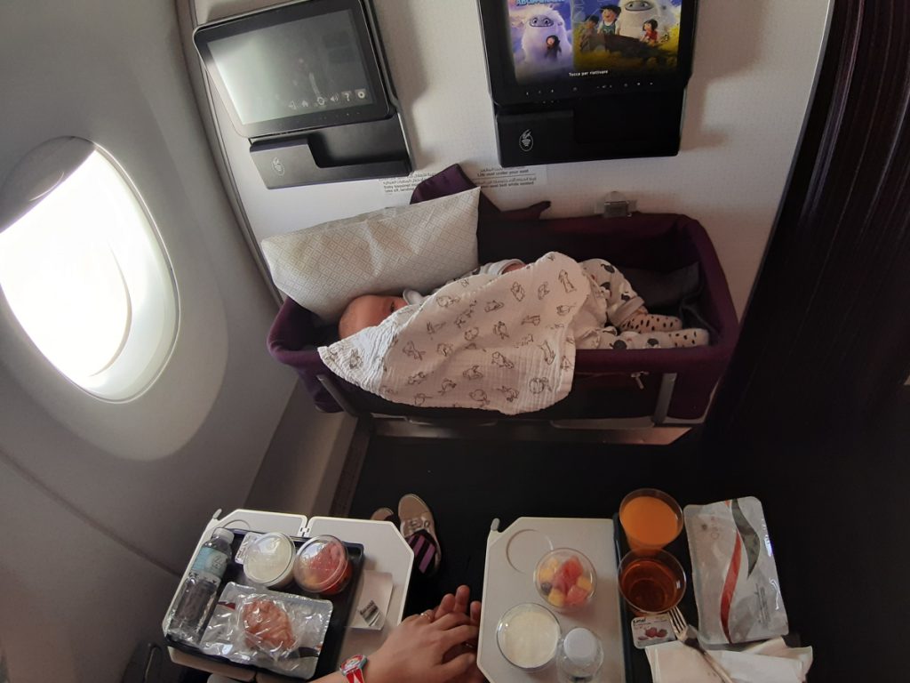 in aereo con un neonato