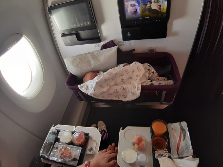 in aereo con un neonato