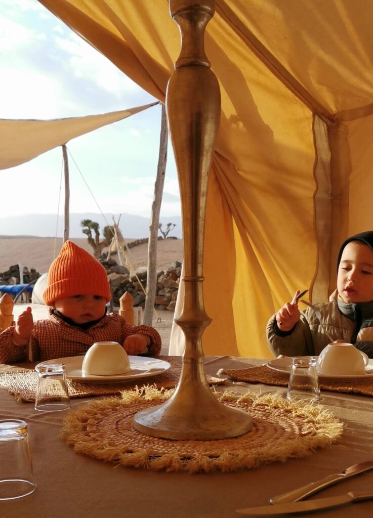 deserto con bambini